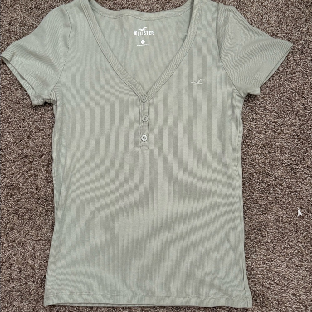Hollister Women's Sage Green V-Neck Henley Short Sleeve Shirt